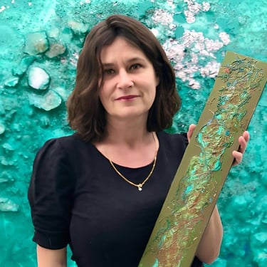 Xirkys artiste plasticienne présentant une oeuvre abstraite 