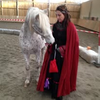 Michal Bleibtreu danseuse est la fée Morgane dans une scène avec son cheval