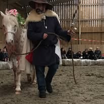 Rémi Bleibtreu, comédien, est merlin l'enchanteur dans une scène avec son cheval