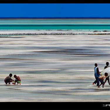 Des garçons jouant sur un plage. scène de vie sur une plage de Zanzibar.