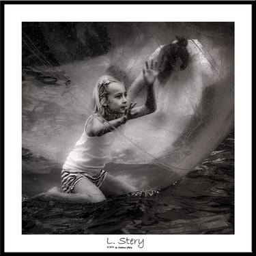 photo noir et blanc d'une jeune fille dans un débardeur et un short blanc