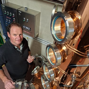 Franz Uhl mit Brennerei