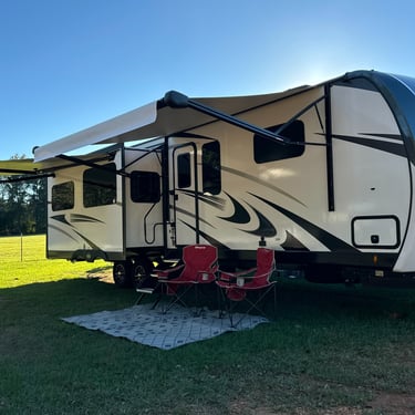 Lightning RV Rentals of Louisiana | Travel Trailer Rentals | Fifth Wheel Camper Rentals