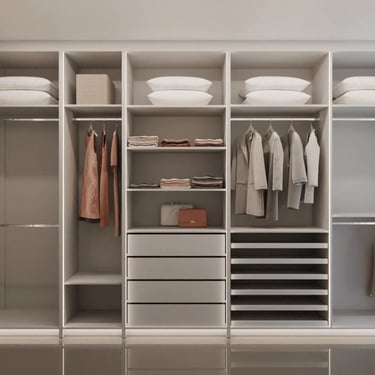 Armário closet sem portas com divisórias internas para roupas, malas e acessórios.