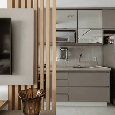  Painel ripado vazado servindo como divisória de ambientes planejada com suporte para TV.