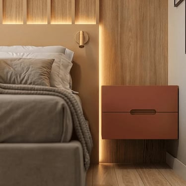 Detalhe de mesa de cabeceira suspensa planejada pela Wood Decor em Campo Largo cor terracota com iluminação embutida.