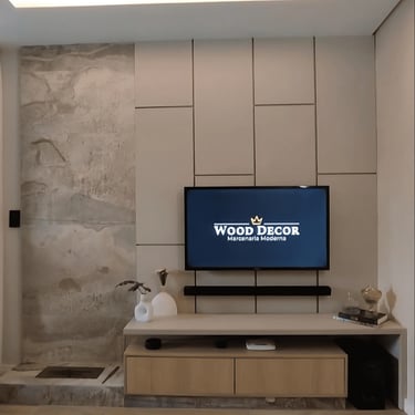 Painel de TV planejado pela Wood Decor em Campo Largo com design geométrico em MDF linho, integrado a uma lareira.