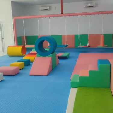 kolam bola warna warni