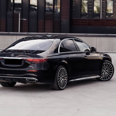 Rent a mercedes benz s class with chauffeur in dubai