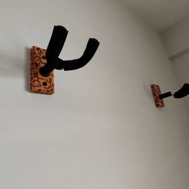 Pirograbado de soportes para guitarra.