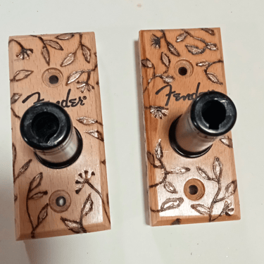 Pirograbado de soportes para guitarra.