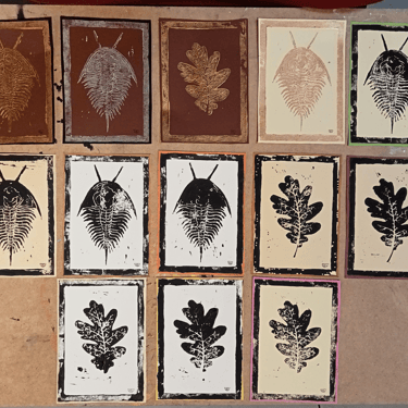 Hoja de Roble y Trilobites, grabados de linóleo en tamaño carta en diferentes colores y cartulinas.