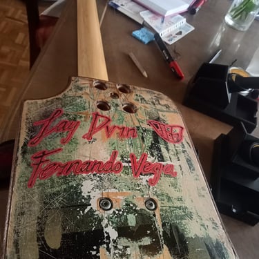 Pirograbado instrumento Däfner y tocón de madera a juego.