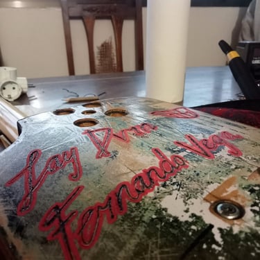 Pirograbado instrumento Däfner y tocón de madera a juego.