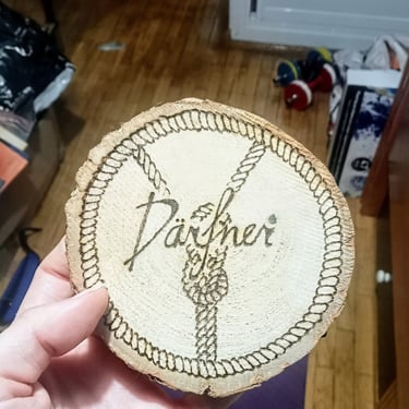 Pirograbado instrumento Däfner y tocón de madera a juego.