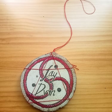 Pirograbado instrumento Däfner y tocón de madera a juego.