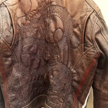 Pirograbado de dragón chino en chaqueta de cuero.