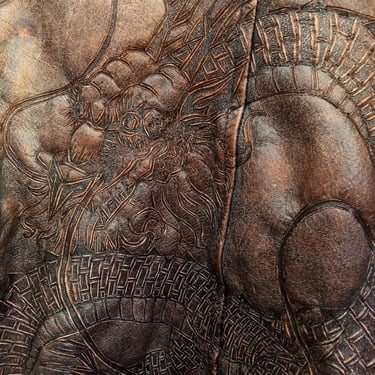 Pirograbado de dragón chino en chaqueta de cuero.