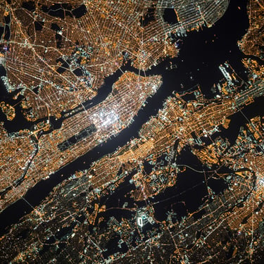 Imagen satelite de una ciudad de noche