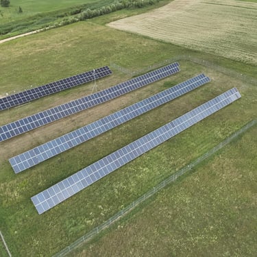 nedidelė saulės elektrinės ant žemės