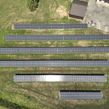 saulės elektrinė sumontuota ant žemės