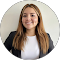 Mujer dando reseña de servicio de video corporativo con dron