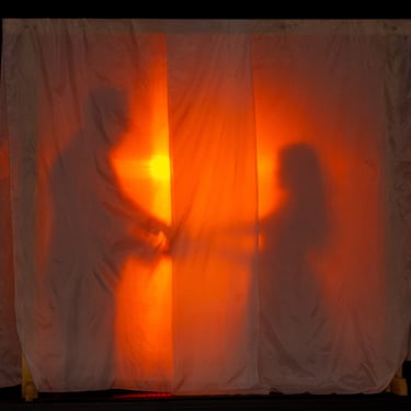 Fotografía cinematográfica de show de sombras de quince años en Quito color naranja