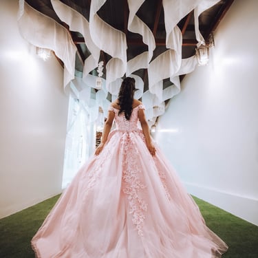 Quinceañera mostrando su vestido en hermosa hacienda de Quito Ecuador