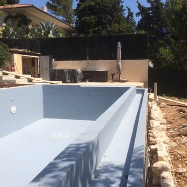 Poseur résine piscine couleur gris bleu