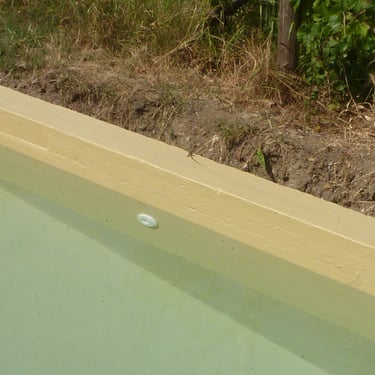 Rénovation piscine avec résine polyurethane jaune sur béton 