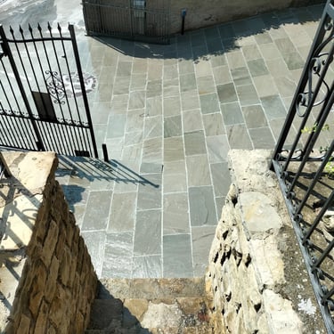 villa di lusso con rivestimenti in pietra incollata 