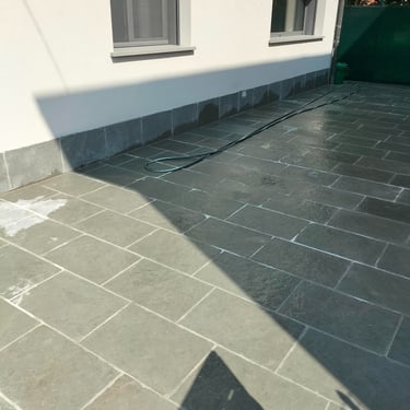villa di lusso con rivestimenti in pietra incollata 