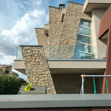 villa di lusso con rivestimenti in pietra incollata 