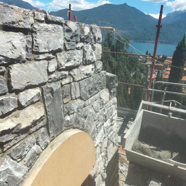 villa di lusso con rivestimenti in pietra incollata