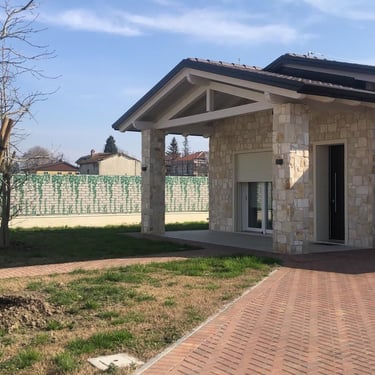 villa di lusso con pavimenti e rivestimenti in pietra incollata