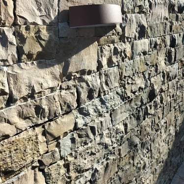 villa di lusso con pavimenti e rivestimenti in pietra incollata