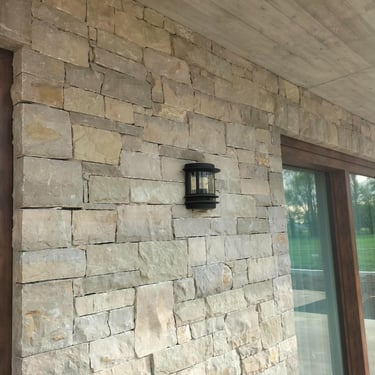 villa di lusso con rivestimenti in pietra incollata