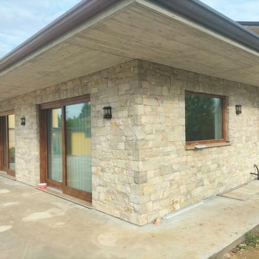 villa di lusso con rivestimenti in pietra incollata
