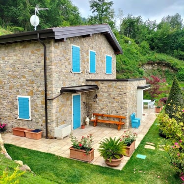 villa di lusso con rivestimenti in pietra incollata