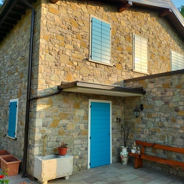 villa di lusso con rivestimenti in pietra incollata