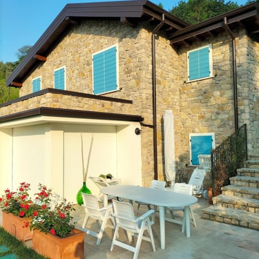 villa di lusso con rivestimenti in pietra incollata