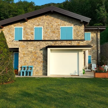 villa di lusso con rivestimenti in pietra incollata