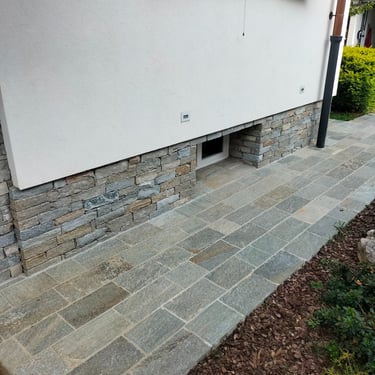 villa di lusso con rivestimenti in pietra incollata
