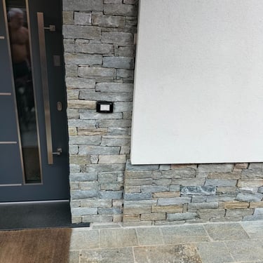 villa di lusso con rivestimenti in pietra incollata