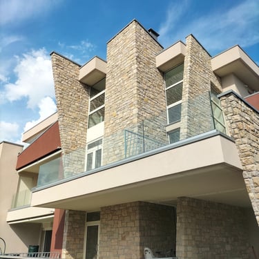 villa di lusso con rivestimenti in pietra incollata