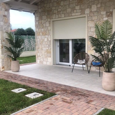 villa di lusso con pavimenti e rivestimenti in pietra incollata