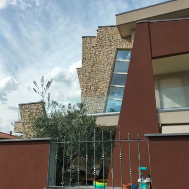 villa di lusso con rivestimenti in pietra incollata