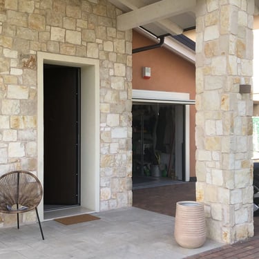 villa di lusso con pavimenti e rivestimenti in pietra incollata