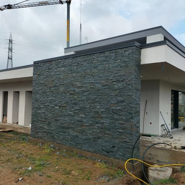 villa di lusso con rivestimenti in pietra incollata