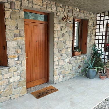villa di lusso con rivestimenti in pietra incollata